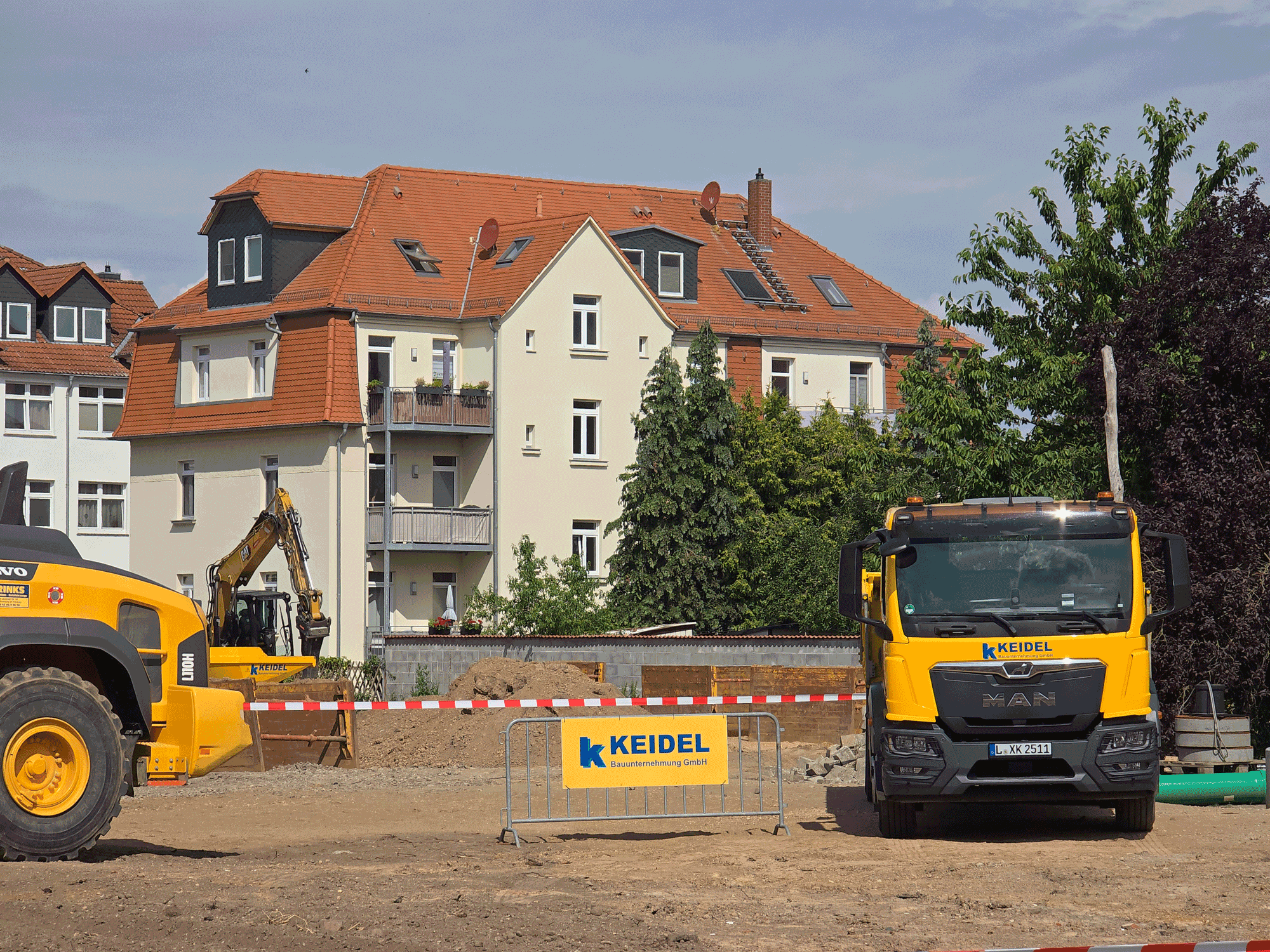 Baustellenimpression mit Firmenfahrzeugen